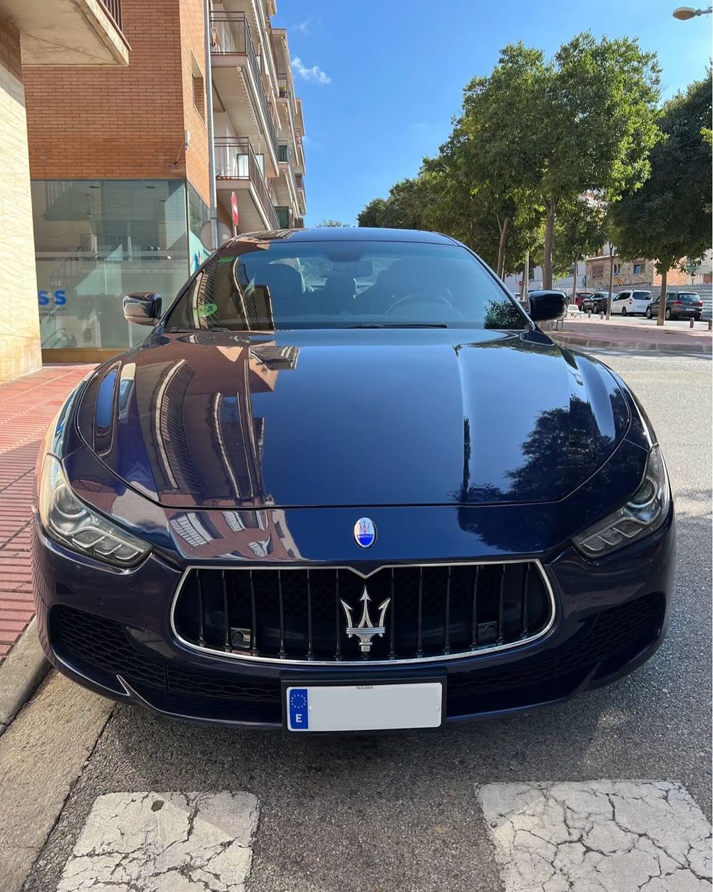 Maserati Ghibli blau vist de front